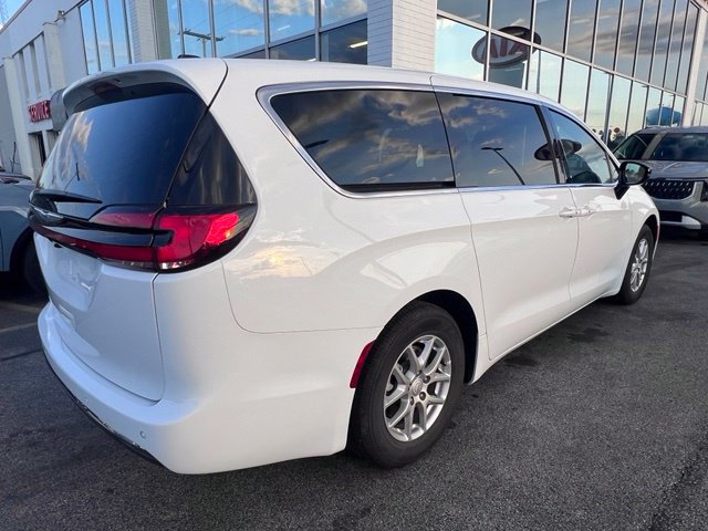 Used 2026 Chrysler Pacifica Select FWD image 9
