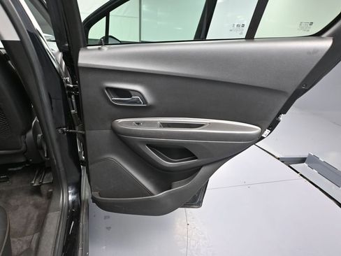 Used 2020 Chevrolet Trax LT w/ LT Convenience Package AWD/4WD image 35