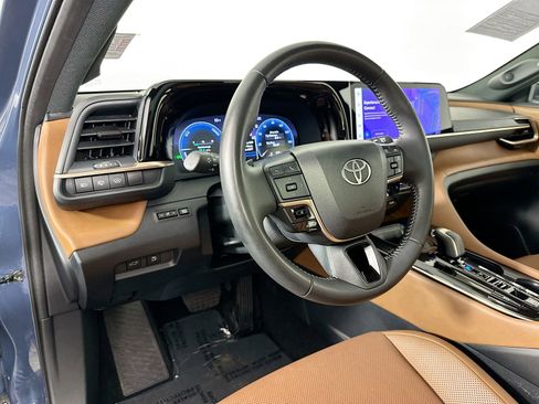 Used 2025 Toyota Crown Signia AWD/4WD image 9