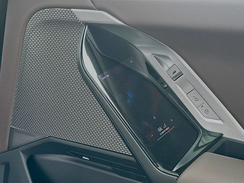 New 2026 BMW 750e xDrive w/ Premium Package image 19