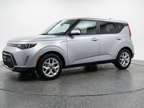 Used 2025 Kia Soul LX w/ LX Technology Package FWD image 3
