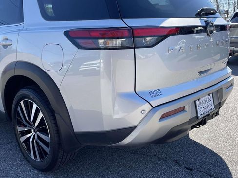 Used 2024 Nissan Pathfinder Platinum image 11