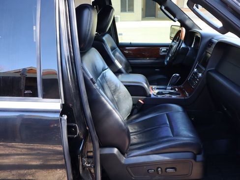 Used 2015 Lincoln Navigator 4WD image 24