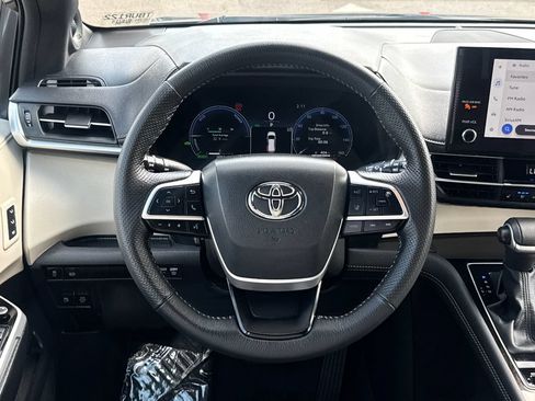Used 2025 Toyota Sienna Limited AWD/4WD image 12