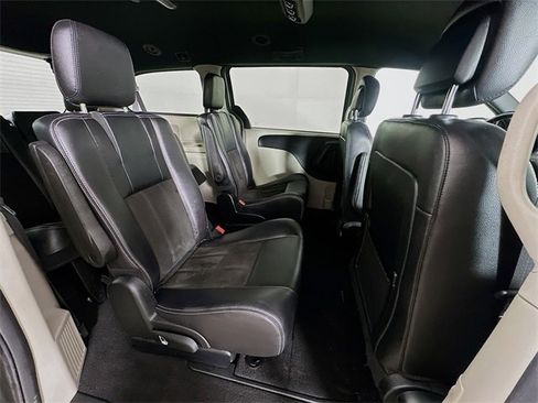 Used 2019 Dodge Grand Caravan SXT image 8