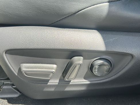 Used 2022 Toyota Venza XLE AWD/4WD image 17