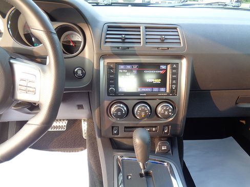 Used 2014 Dodge Challenger SXT image 17