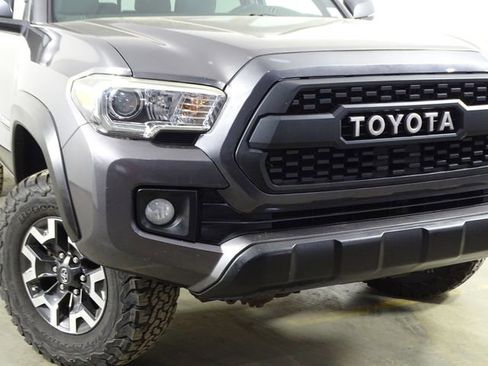 Used 2016 Toyota Tacoma TRD Sport image 37