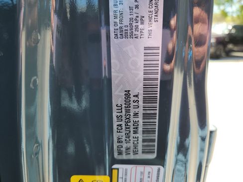 Used 2025 Jeep Wrangler Unlimited Sahara image 35