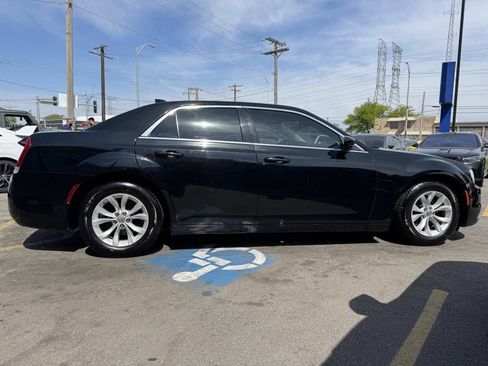 Used 2020 Chrysler 300 Touring RWD image 4