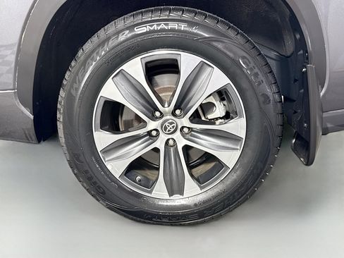 Used 2023 Toyota Highlander XLE AWD/4WD image 31