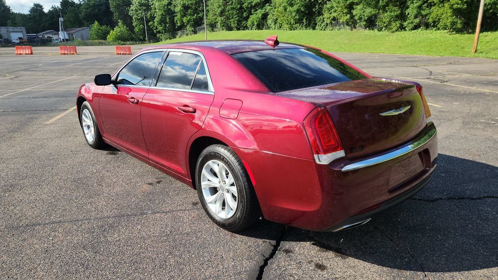Used 2018 Chrysler 300 Touring RWD image 9
