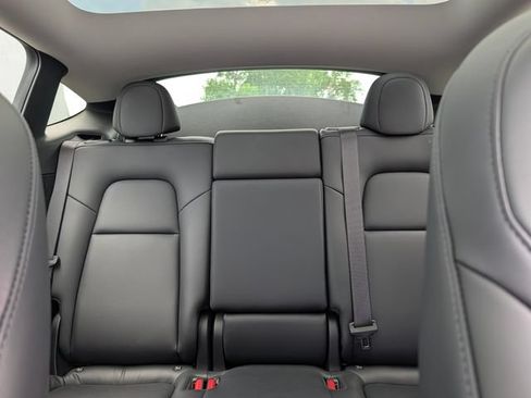 Used 2024 Tesla Model Y Long Range AWD/4WD image 18