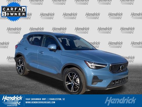 Used 2025 Volvo XC40 B5 Core image 1