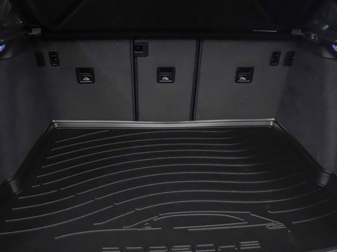 Certified 2026 Porsche Macan AWD/4WD image 13