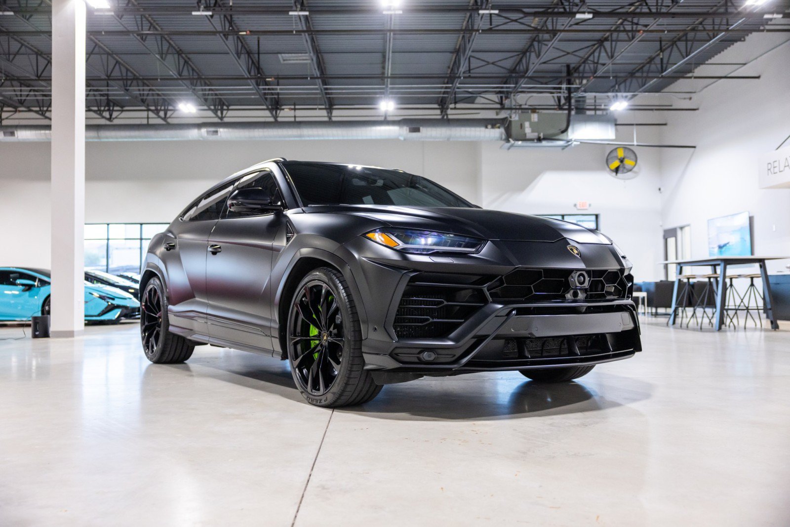 Used 2022 Lamborghini Urus AWD/4WD image 3