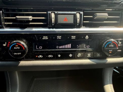 Used 2023 Nissan Pathfinder SL AWD/4WD image 16