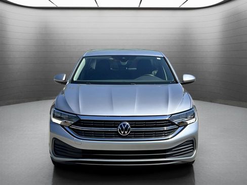 Used 2024 Volkswagen Jetta SE FWD image 2