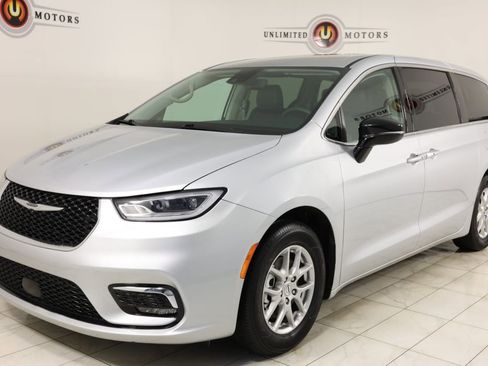 Used 2024 Chrysler Pacifica Touring-L image 5