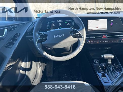 Used 2024 Kia Niro SX image 16