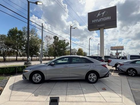 Certified 2025 Hyundai Elantra SE image 4