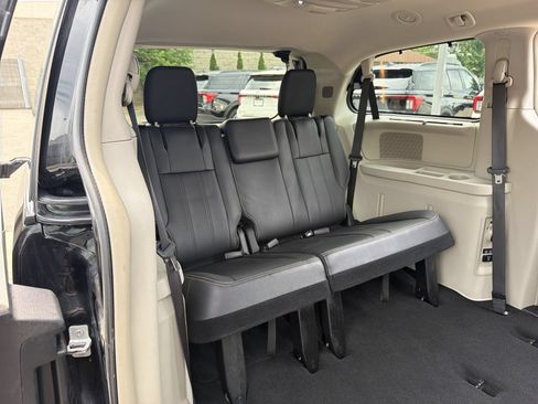 Used 2016 Chrysler Town & Country Touring-L w/ Driver Convenience Group FWD image 22