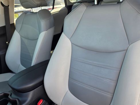 Used 2019 Toyota RAV4 Limited image 15