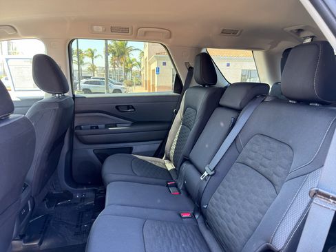 Used 2025 Nissan Pathfinder SV FWD image 8