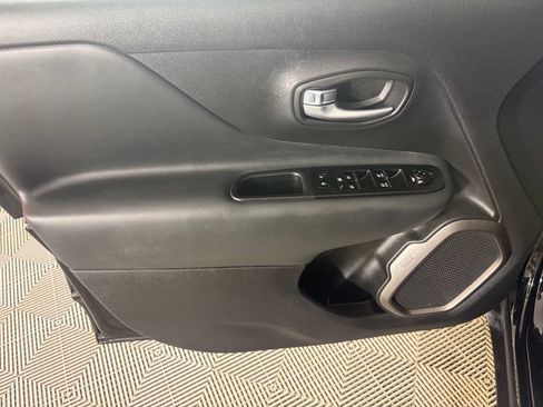 Used 2022 Jeep Renegade Latitude AWD/4WD image 10