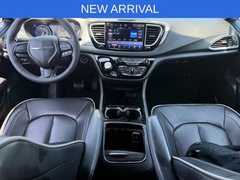 Used 2025 Chrysler Pacifica Limited FWD image 13