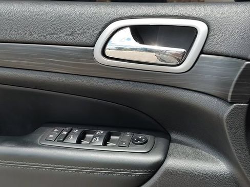 Used 2021 Jeep Grand Cherokee Laredo X AWD/4WD image 24