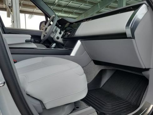 Used 2024 Land Rover Range Rover SV AWD/4WD image 21