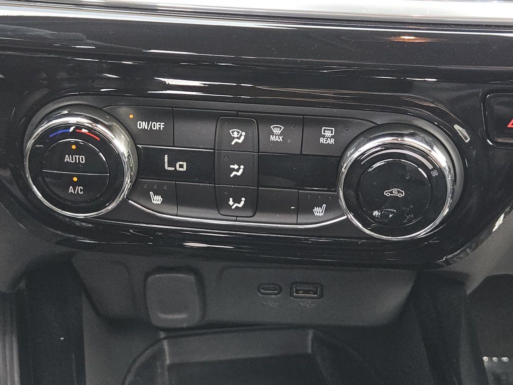 Used 2024 Chevrolet Trax RS w/ Sunroof Package FWD image 13