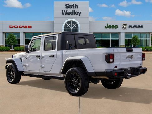 Used 2023 Jeep Gladiator Overland image 5