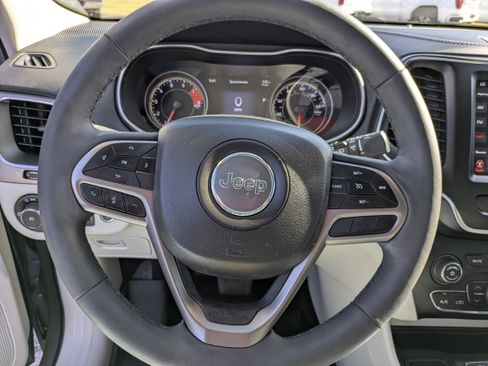 Used 2022 Jeep Cherokee Latitude Lux w/ Mopar Interior Package FWD image 16