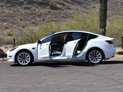 Used 2022 Tesla Model 3 Long Range AWD/4WD image 7