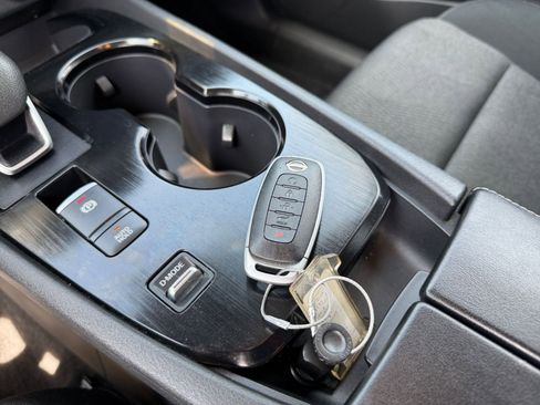 Used 2025 Nissan Rogue SV FWD image 21