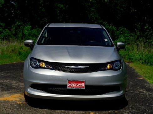 Used 2022 Chrysler Voyager LX FWD image 5
