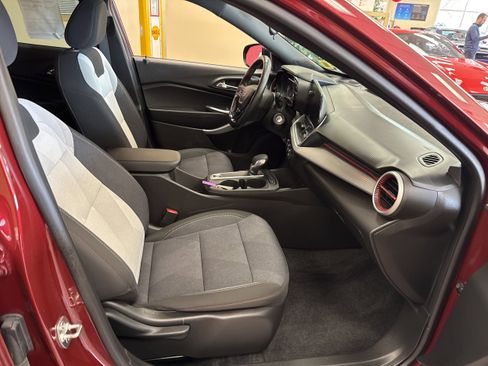Used 2024 Chevrolet Trax RS FWD image 17