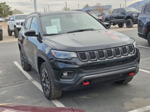 Used 2025 Jeep Compass Trailhawk image 3