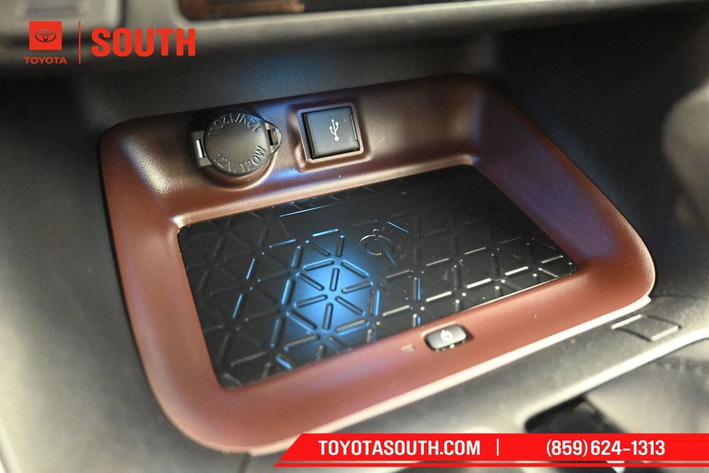 Used 2022 Toyota RAV4 Limited AWD/4WD image 19