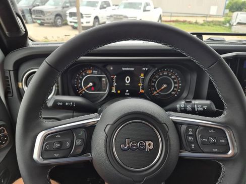 New 2026 Jeep Wrangler Unlimited Sahara AWD/4WD image 17