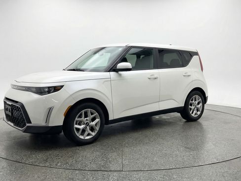 Used 2025 Kia Soul LX w/ LX Technology Package image 3