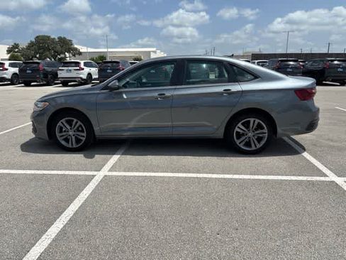 Used 2024 Volkswagen Jetta SE FWD image 2