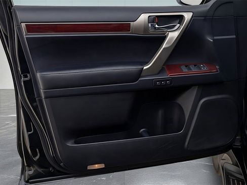 Used 2018 Lexus GX 460 image 16