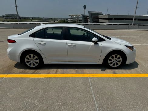 Used 2021 Toyota Corolla LE w/ Carpet Mat Package (TMS) image 4