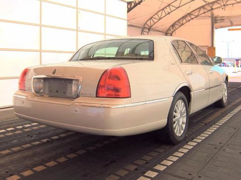Used 2004 Lincoln Town Car Signature RWD image 5