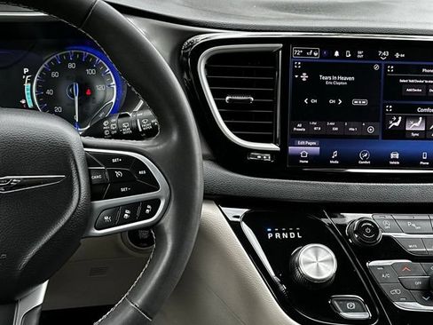 Used 2023 Chrysler Pacifica Touring-L FWD image 28