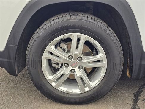 Used 2024 GMC Terrain SLE image 8