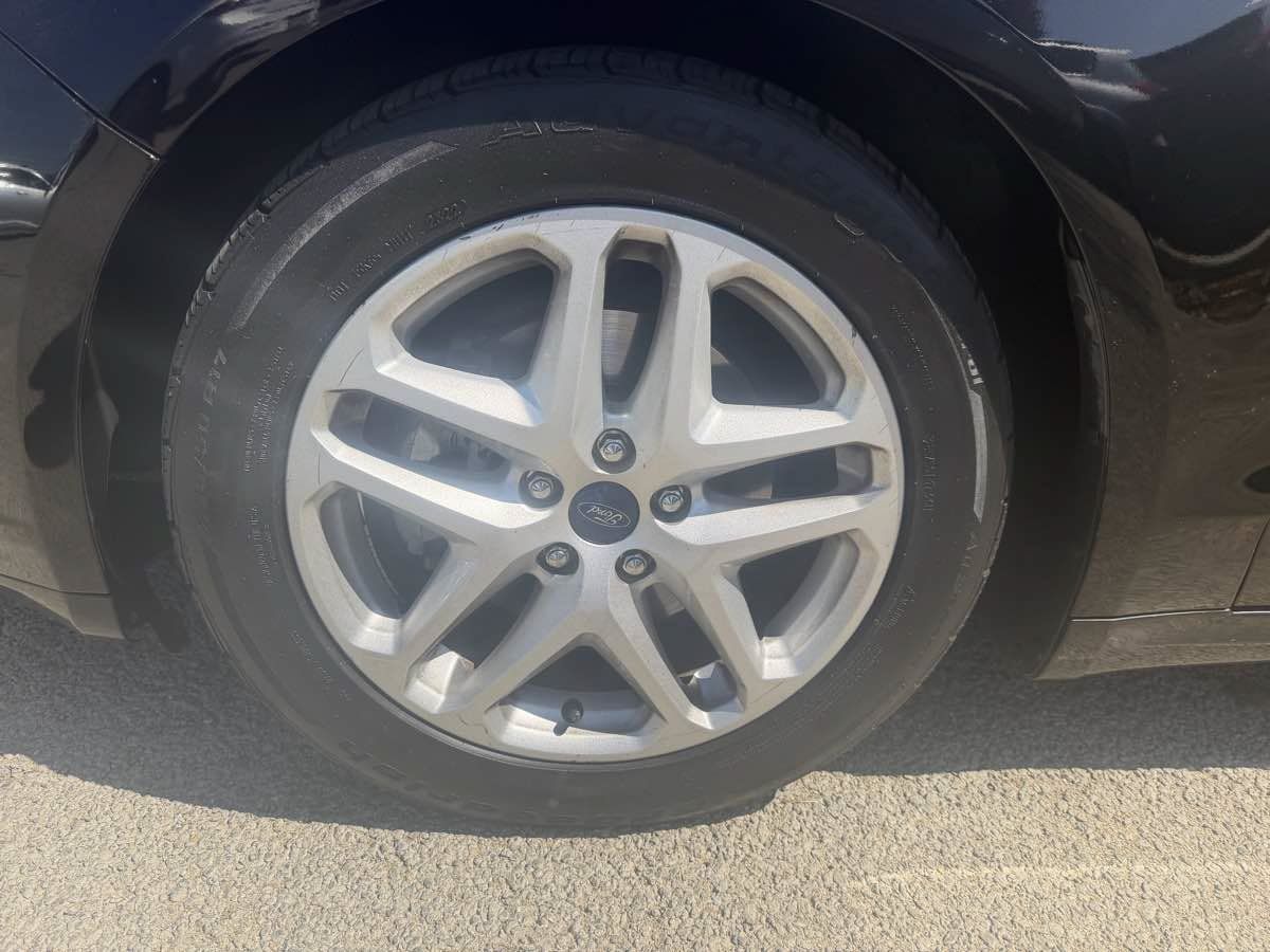 Used 2016 Ford Fusion SE FWD image 11